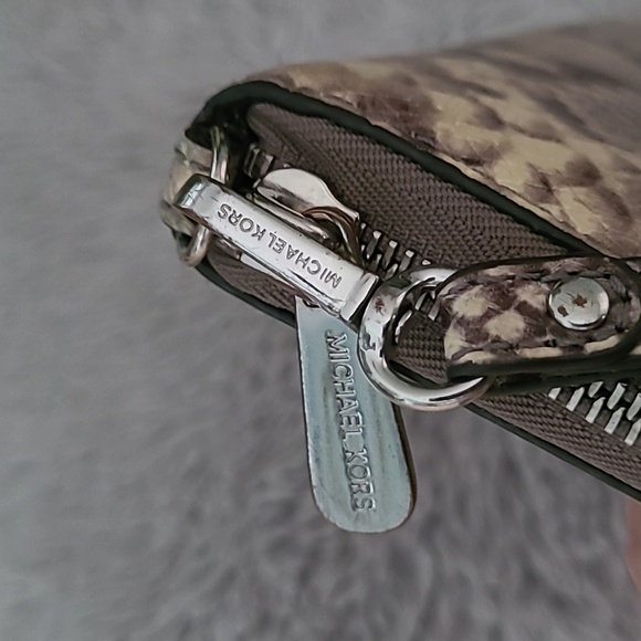 Michael Kors Leather Wallet ❤️ - Picture 10 of 10